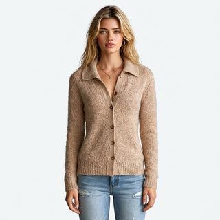 Kumi – Cardigan ajusté col revers camel sur fond blanc studio