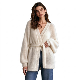 Toki – Cardigan ceinturé blanc crème fond studio
