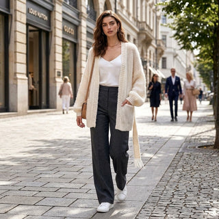 Toki – Cardigan blanc crème porté en extérieur