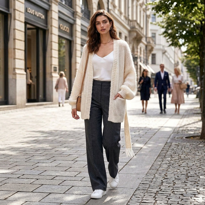 Toki – Cardigan blanc crème porté en extérieur