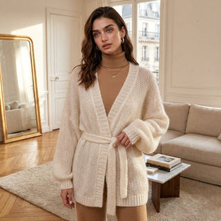 Toki – Cardigan ceinturé blanc crème ambiance lifestyle intérieur chic