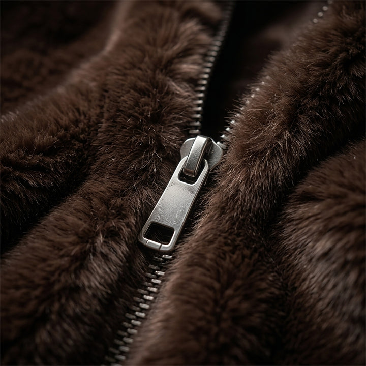 Setsu – Gros plan texture fausse fourrure et zip métallique