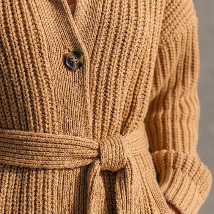 Sana – Détail maille côtelée, boutons et col à revers