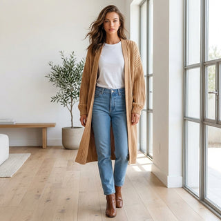 Sana – Cardigan long camel porté sur tenue décontractée