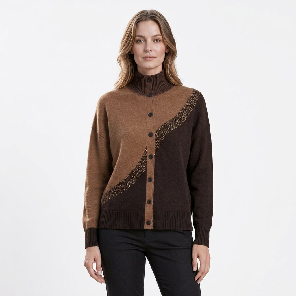Kasumi – Cardigan colorblock marron et café sur fond blanc studio