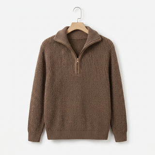 Pull col demi-zip Anzu marron moka sur cintre fond blanc