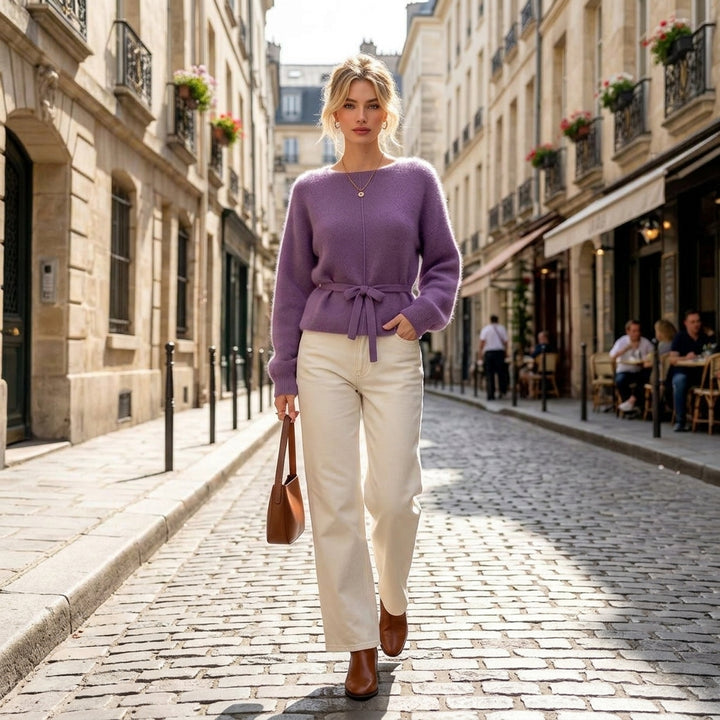 Chiyo - Pull violet porté en extérieur