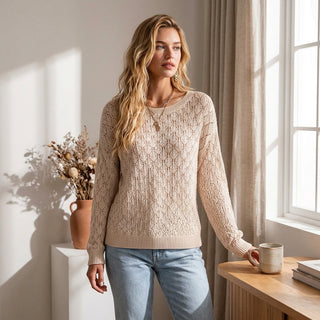 Chika – Pull ajouré avoine – Ambiance lifestyle intérieur