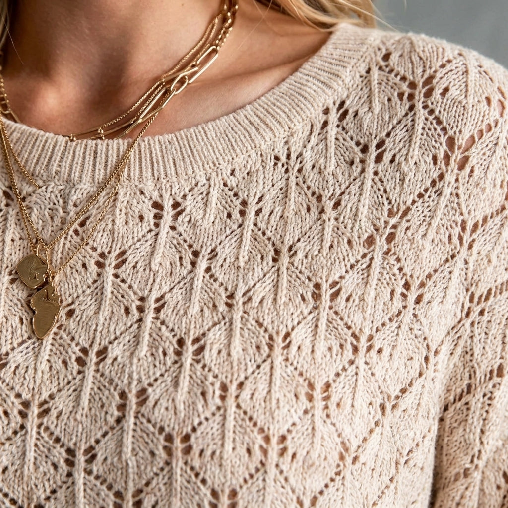 Chika – Pull ajouré avoine – Gros plan sur la maille ajourée