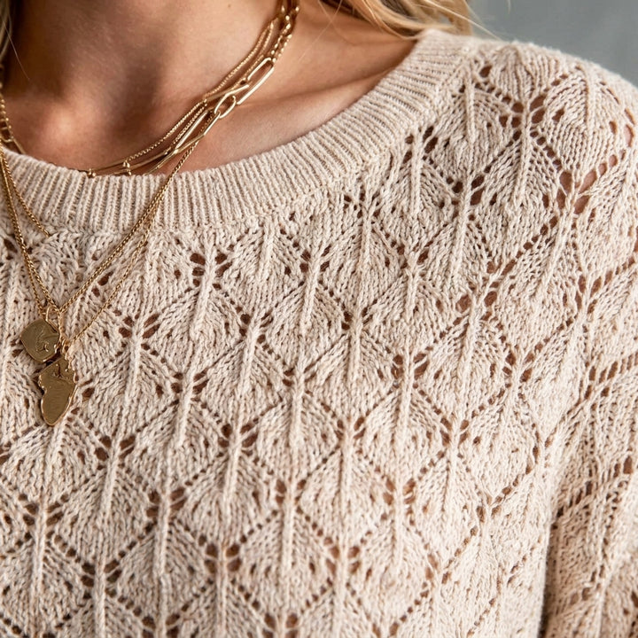 Chika – Pull ajouré avoine – Gros plan sur la maille ajourée