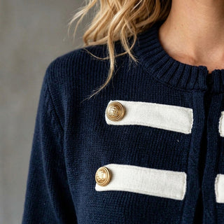 Cardigan Kurumi - Gros plan sur les détails de maille et boutons dorés
