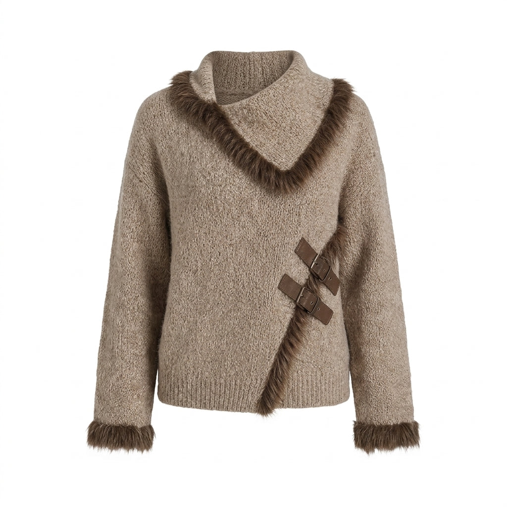 Miwa – Pull col asymétrique en maille taupe clair sur fond studio