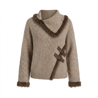 Miwa – Pull col asymétrique en maille taupe clair sur fond studio