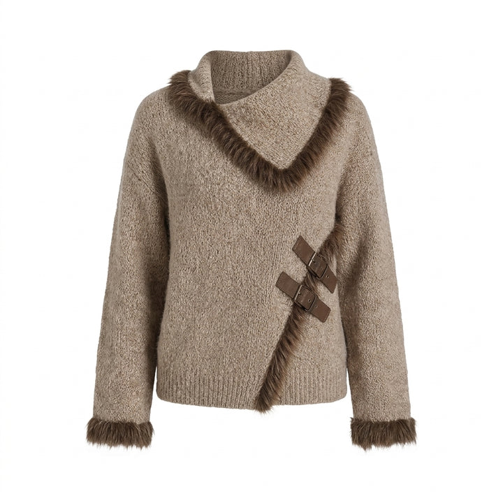 Miwa – Pull col asymétrique en maille taupe clair sur fond studio