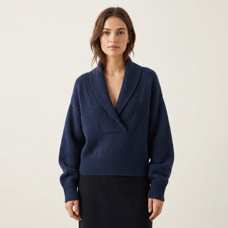 Pull Chihiro bleu nuit à col châle - Vue studio principale