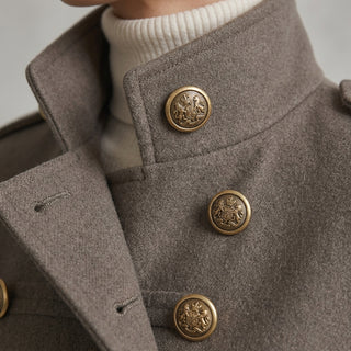 Chiaki – Détail des boutons dorés et matière taupe