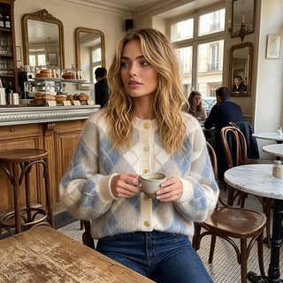 Koharu – Cardigan en maille duveteuse - Ambiance lifestyle café