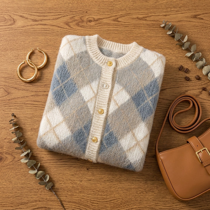 Koharu – Cardigan plié à plat avec accessoires - Mise en valeur