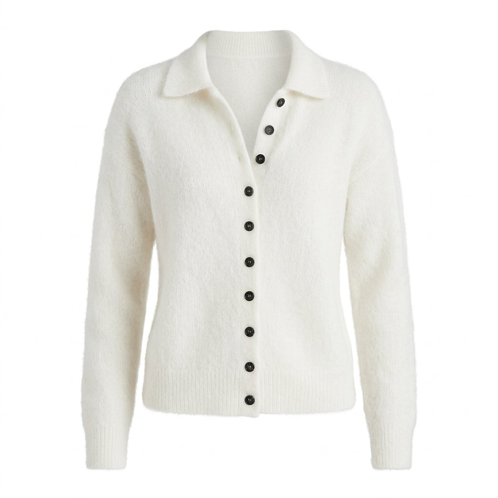 Asuka – Cardigan en maille duveteuse blanc sur fond studio