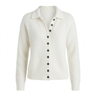 Asuka – Cardigan en maille duveteuse blanc sur fond studio