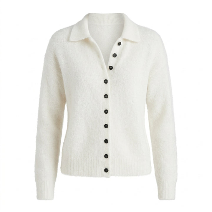 Asuka – Cardigan en maille duveteuse blanc sur fond studio