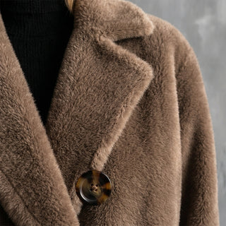 Rin – Manteau fausse fourrure taupe – Gros plan matière et détails