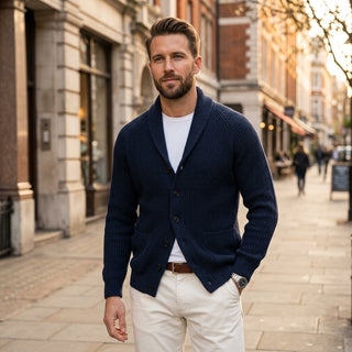 Aki - Cardigan à col châle - Scène lifestyle urbaine