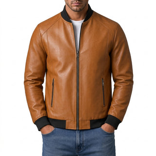 Tora – Blouson bomber effet cuir marron sur fond studio blanc