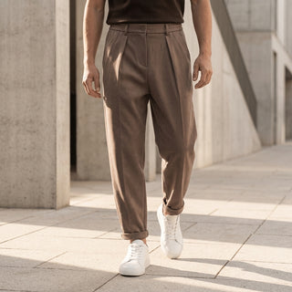 Sho – Pantalon fuselé porté en extérieur urbain