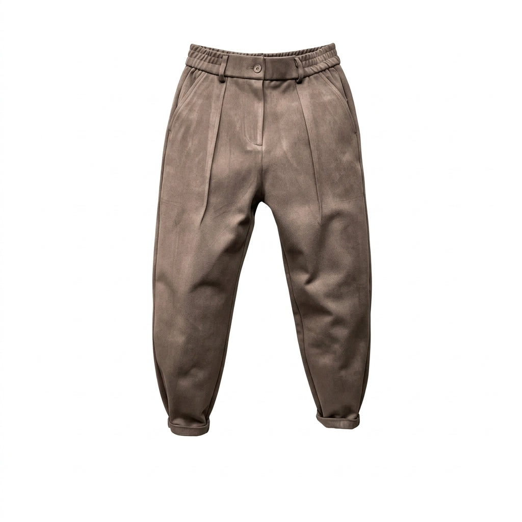Sho – Pantalon fuselé à pinces marron sur fond studio blanc