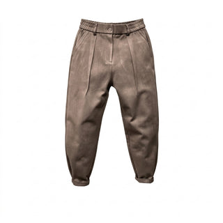 Sho – Pantalon fuselé à pinces marron sur fond studio blanc