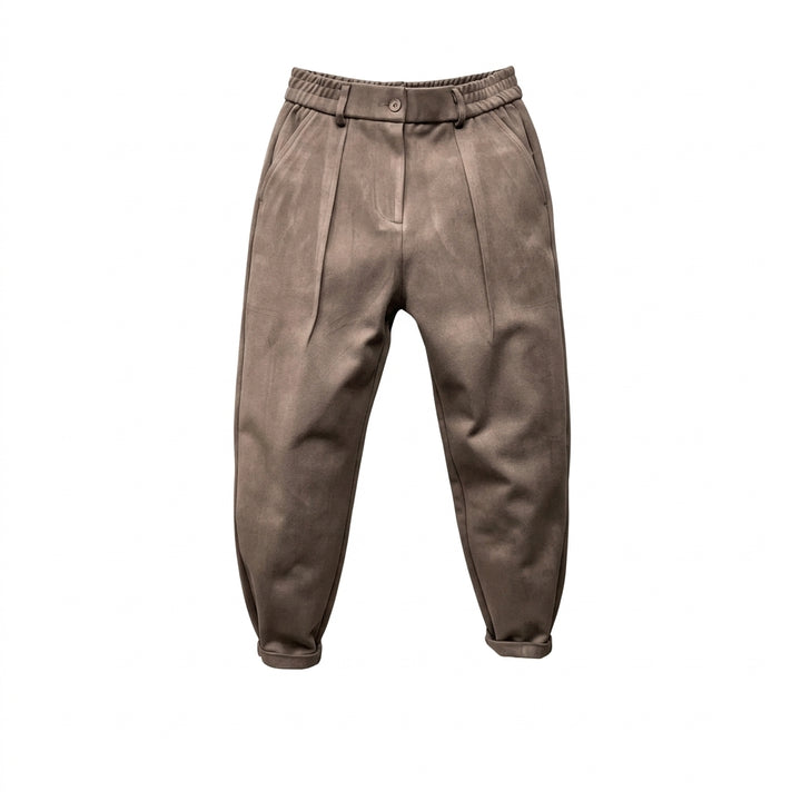 Sho – Pantalon fuselé à pinces marron sur fond studio blanc