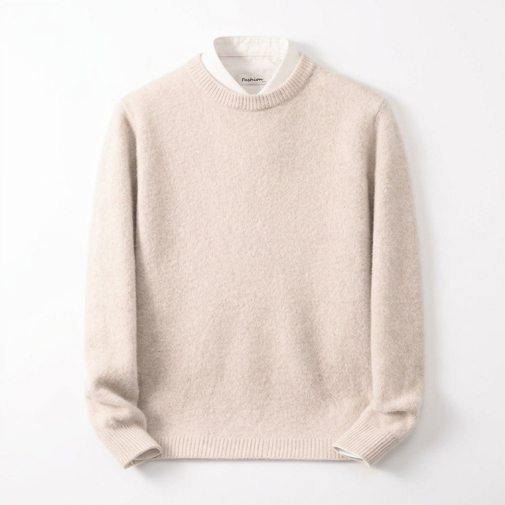 Osamu – Pull col rond beige sur fond blanc pur