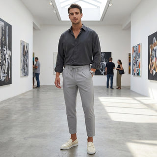 Takumi - Pantalon fuselé gris porté en contexte urbain