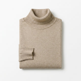 Naoki – Pull col roulé côtelé beige sur fond blanc pur