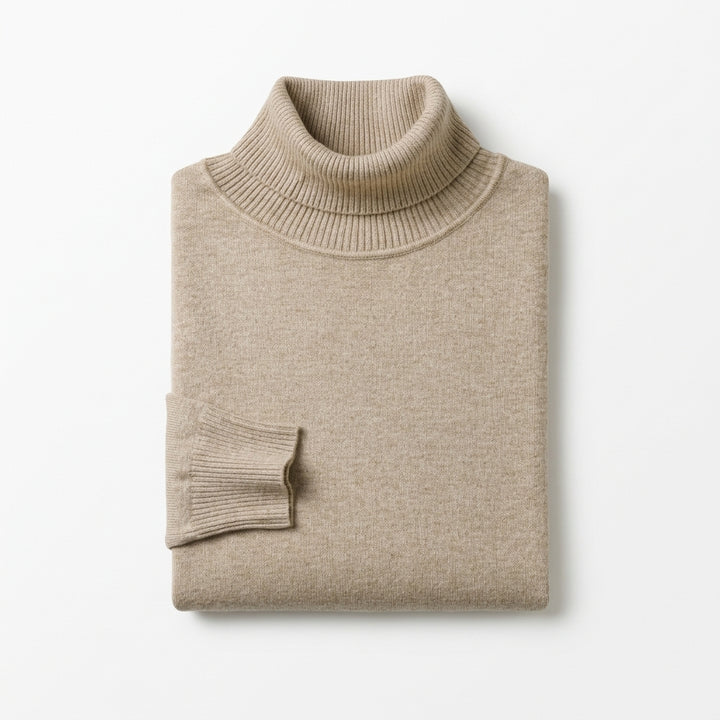 Naoki – Pull col roulé côtelé beige sur fond blanc pur