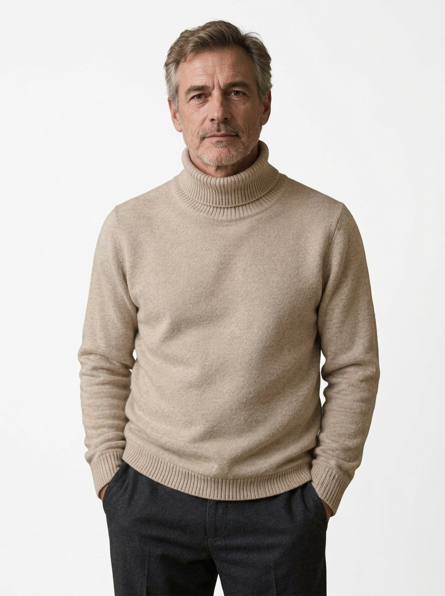 Naoki – Modèle portant le pull col roulé beige sur fond blanc pur