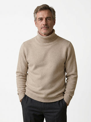 Naoki – Modèle portant le pull col roulé beige sur fond blanc pur