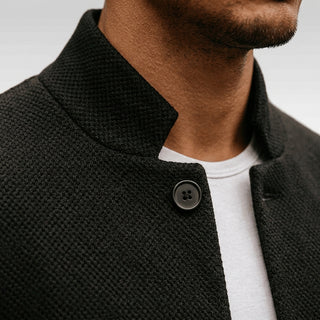 Détail maille texturée et col mao – veste Eita
