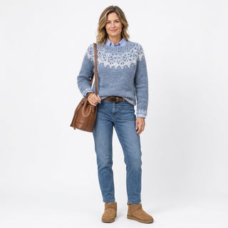 Sakiko – Pull bleu ciel à flocons de neige (Photo studio)