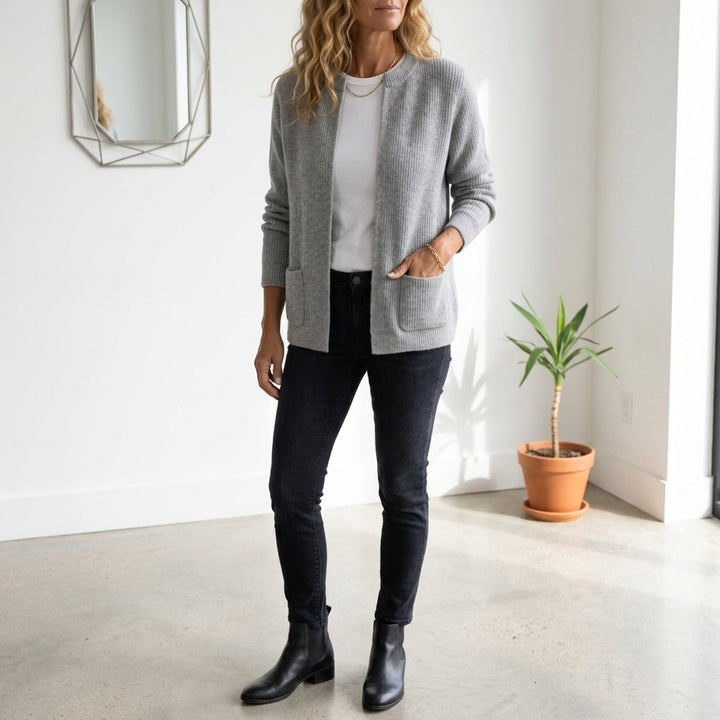 Gilet ouvert Nanako porté avec jean et bottines