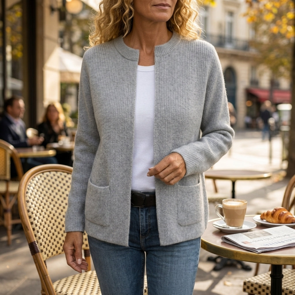 Gilet côtelé Nanako en ambiance automnale café parisien