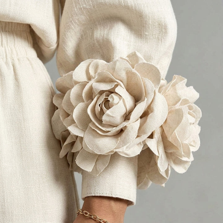 Rinka – Gros plan détail poignets à fleurs 3D et texture lin