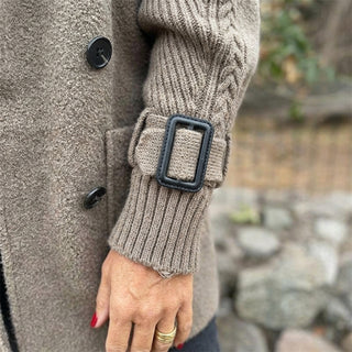 Manteau Emika - Gros plan détail maille et boucle de poignet