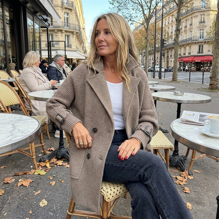 Manteau Emika - Porté en terrasse de café