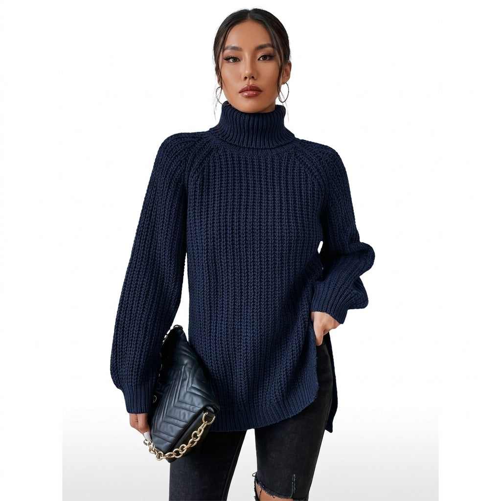 Michiru – Pull col montant bleu marine sur fond blanc épuré
