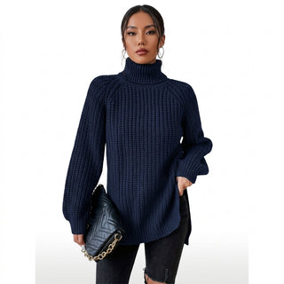 Michiru – Pull col montant bleu marine sur fond blanc épuré