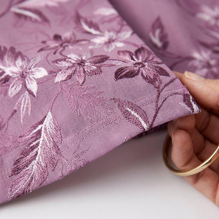 Aiko – Ensemble trois pièces fleuri pourpre – Gros plan sur le tissu et les motifs