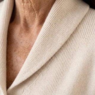 Tomoko – Détail du col V châle et texture maille fine