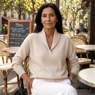 Tomoko – Modèle portant le pull col châle